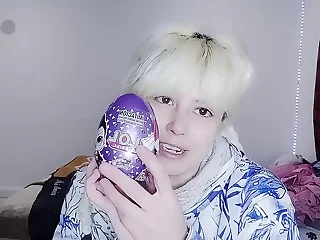 Surprise egg of LOL dolls